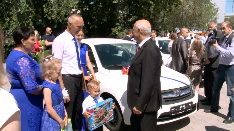 Лучшие многодетные семьи Оренбуржья получили в подарок от губернатора автомобили